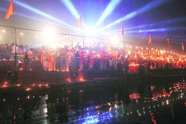 First-Ever Yamuna Maha Aarti In Delhi },{First-Ever Yamuna Maha Aarti In Delhi 