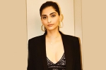 Sonam Kapoor pictures, Sonam Kapoor latest, sonam flaunts off her curves, Fashion icon