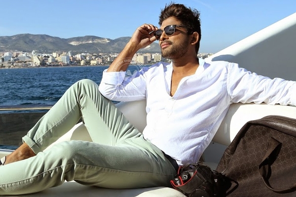 Allu Arjun Signs a Multistarrer},{Allu Arjun Signs a Multistarrer