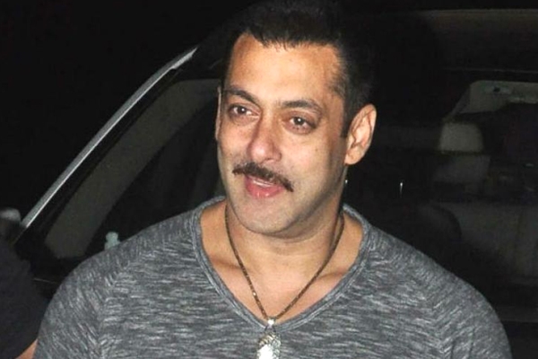 Salman Khan watches Aamir’s Dangal Trailer